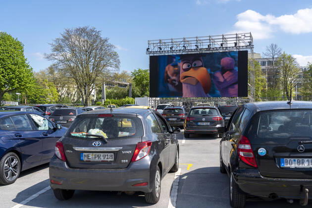 Temporäres Autokino, auf dem Parkplatz vor der Messe Essen, Grugahalle, grosse LED Leinwand lässt auch Filmvorführungen bei Sonnenschein zu, Familienfilm, Auswirkungen der Coronakrise in Deutschland,
