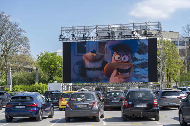 Temporäres Autokino, auf dem Parkplatz vor der Messe Essen, Grugahalle, grosse LED Leinwand lässt auch Filmvorführungen bei Sonnenschein zu, Familienfilm, Auswirkungen der Coronakrise in Deutschland,