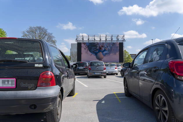 Temporäres Autokino, auf dem Parkplatz vor der Messe Essen, Grugahalle, grosse LED Leinwand lässt auch Filmvorführungen bei Sonnenschein zu, Familienfilm, Auswirkungen der Coronakrise in Deutschland,