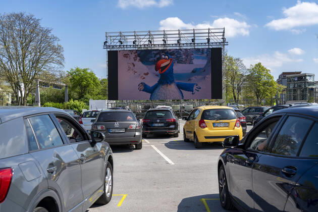 Temporäres Autokino, auf dem Parkplatz vor der Messe Essen, Grugahalle, grosse LED Leinwand lässt auch Filmvorführungen bei Sonnenschein zu, Familienfilm, Auswirkungen der Coronakrise in Deutschland,