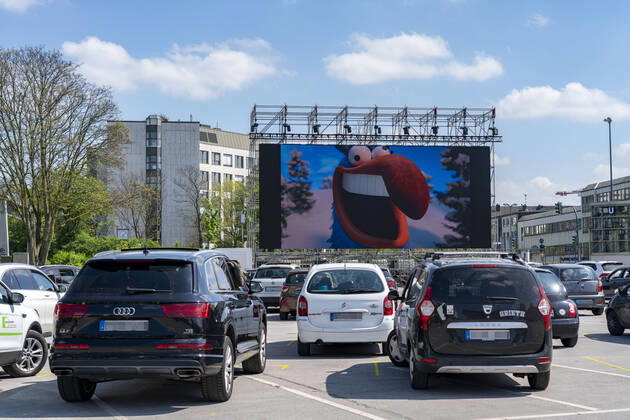 Temporäres Autokino, auf dem Parkplatz vor der Messe Essen, Grugahalle, grosse LED Leinwand lässt auch Filmvorführungen bei Sonnenschein zu, Familienfilm, Auswirkungen der Coronakrise in Deutschland,