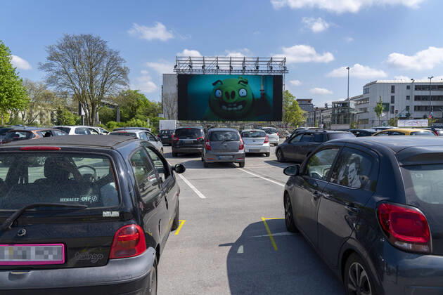 Temporäres Autokino, auf dem Parkplatz vor der Messe Essen, Grugahalle, grosse LED Leinwand lässt auch Filmvorführungen bei Sonnenschein zu, Familienfilm, Auswirkungen der Coronakrise in Deutschland,