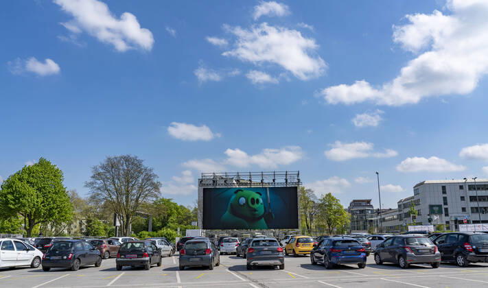 Temporäres Autokino, auf dem Parkplatz vor der Messe Essen, Grugahalle, grosse LED Leinwand lässt auch Filmvorführungen bei Sonnenschein zu, Familienfilm, Auswirkungen der Coronakrise in Deutschland,