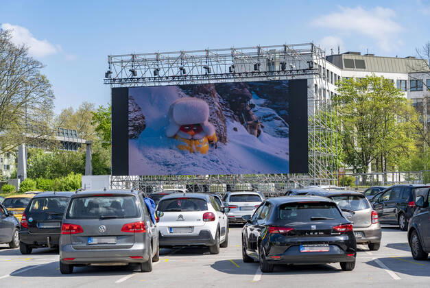 Temporäres Autokino, auf dem Parkplatz vor der Messe Essen, Grugahalle, grosse LED Leinwand lässt auch Filmvorführungen bei Sonnenschein zu, Familienfilm, Auswirkungen der Coronakrise in Deutschland,