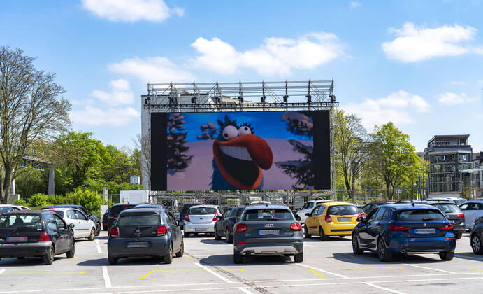 News Bilder des Tages Temporäres Autokino, auf dem Parkplatz vor der Messe Essen, Grugahalle, grosse LED Leinwand lässt auch Filmvorführungen bei Sonnenschein zu, Familienfilm, Auswirkungen der Coronakrise in Deutschland,