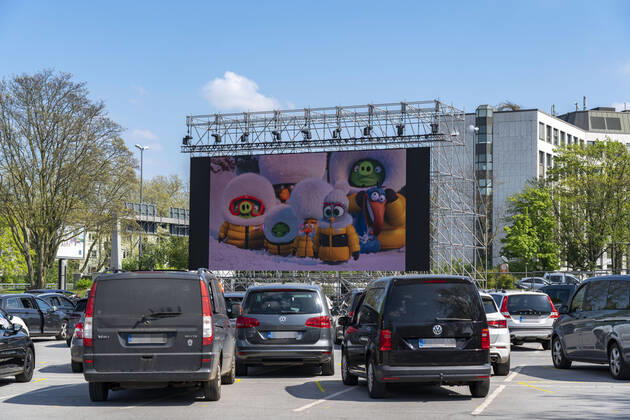 Temporäres Autokino, auf dem Parkplatz vor der Messe Essen, Grugahalle, grosse LED Leinwand lässt auch Filmvorführungen bei Sonnenschein zu, Familienfilm, Auswirkungen der Coronakrise in Deutschland,
