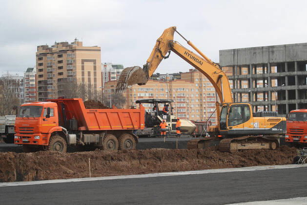 MOSCOW, RUSSIA - APRIL 19, 2020: Machinery at the construction site of a new building of the Novomoskovsky multipurpose medical center for patients with suspected COVID-19 coronavirus infection. Vyacheslav Prokofyev TASS  TS0D65DD