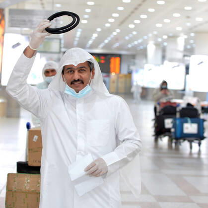 News Bilder des Tages (200419) -- FARWANIYA GOVERNORATE, April 19, 2020 -- A Kuwaiti citizen expresses his joy and greetings after arriving at Kuwait International Airport in Farwaniya Governorate, Kuwait, April 19, 2020. Kuwait launched on Sunday its major airlift to bring home Kuwaitis stranded abroad due to the coronavirus pandemic. (Photo by Xinhua) KUWAIT-FARWANIYA GOVERNORATE-COVID-19-AIRPORT-REPATRIATION Asad 