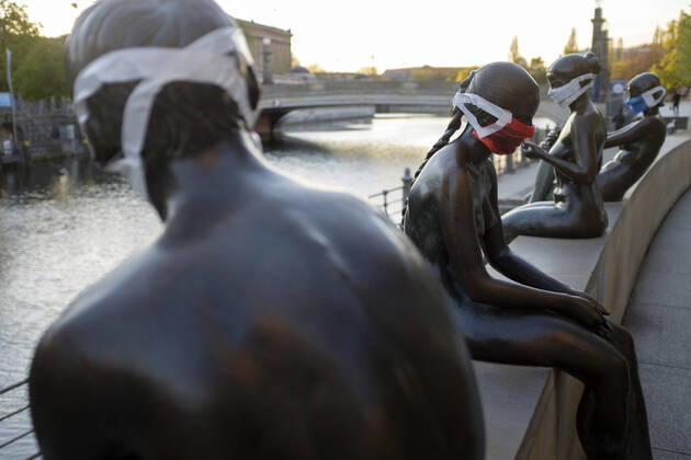 Bilder des Jahres 2020, Entertainment 04 April News Themen der Woche KW16 DEU, Berlin, 2020-04-18: Vier Aktfiguren der Skulptur DREI MÄDCHEN UND EIN KNABE von Wilfried Fitzenreiter tragen Atemschutzmasken zum Schutz vor dem Coronavirus, kurios, Coronakrise, Stadtansicht, Bildhauerei, News, KBdig Foto: AKUD Lars Reimann, es gelten die AGB des Fotografen: www.akud.com