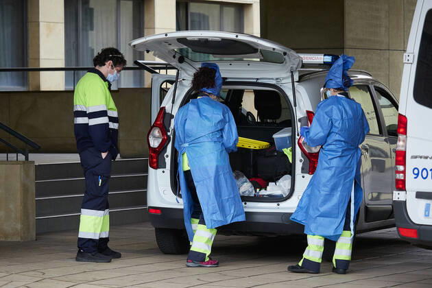 April 19, 2020, Pamplona, Navarra, SPAIN: Soldiers from the military emergency unit UME disinfect the residence of the elderly AMMA Oblates during the confinement marked by the State of Alarm decreed by the Government of Spain on the occasion of the coronavirus COVID-19 . In Pamplona, Spain, on April 19, 2020 Pamplona SPAIN - ZUMAa181 20200419_zaa_a181_015 Copyright: xEduardoxSanzx