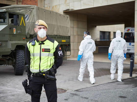 News Bilder des Tages April 19, 2020, Pamplona, Navarra, SPAIN: Soldiers from the military emergency unit UME disinfect the residence of the elderly AMMA Oblates during the confinement marked by the State of Alarm decreed by the Government of Spain on the occasion of the coronavirus COVID-19 . In Pamplona, Spain, on April 19, 2020 Pamplona SPAIN - ZUMAa181 20200419_zaa_a181_037 Copyright: xEduardoxSanzx
