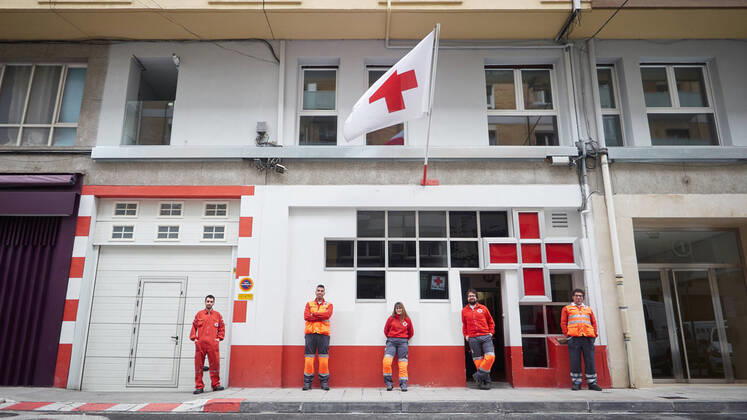 April 19, 2020, Pamplona, Navarra, SPAIN: Red Cross members of Burlada during the confinement marked by the State of Alarm decreed by the Government of Spain on the occasion of the coronavirus COVID-19 . In Pamplona, Spain, on April 19, 2020 Pamplona SPAIN - ZUMAa181 20200419_zaa_a181_053 Copyright: xEduardoxSanzx
