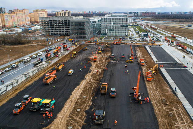 MOSCOW, RUSSIA - APRIL 19, 2020: Machinery at the construction site of a new building of the Novomoskovsky multipurpose medical center for patients with suspected COVID-19 coronavirus infection. Sergei Bobylev TASS  TS0D65EB