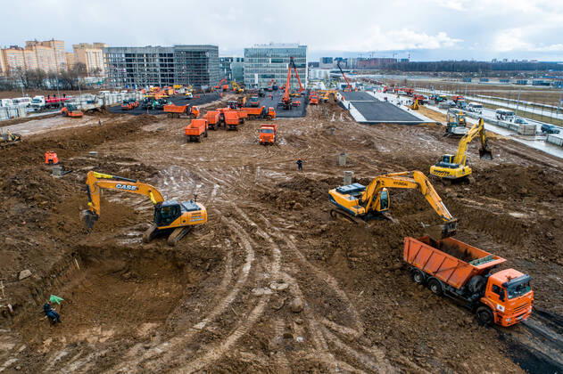 MOSCOW, RUSSIA - APRIL 19, 2020: Excavators and trucks at the construction site of a new building of the Novomoskovsky multipurpose medical center for patients with suspected COVID-19 coronavirus infection. Sergei Bobylev TASS  TS0D65EC