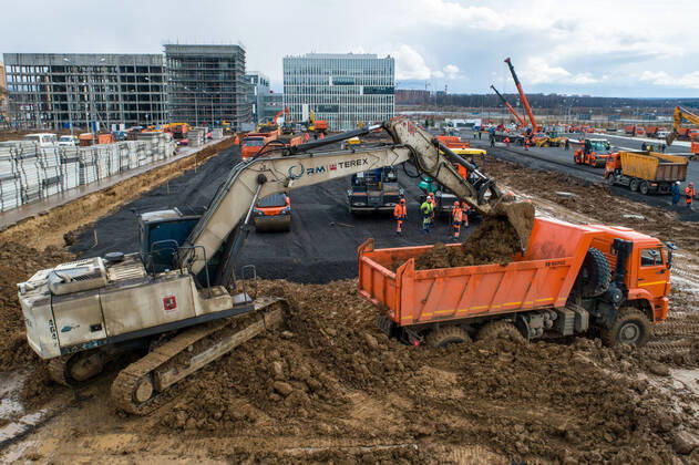 MOSCOW, RUSSIA - APRIL 19, 2020: Excavators and trucks at the construction site of a new building of the Novomoskovsky multipurpose medical center for patients with suspected COVID-19 coronavirus infection. Sergei Bobylev TASS  TS0D65EE