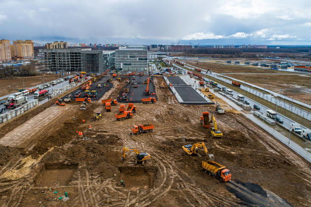 MOSCOW, RUSSIA - APRIL 19, 2020: Excavators and trucks at the construction site of a new building of the Novomoskovsky multipurpose medical center for patients with suspected COVID-19 coronavirus infection. Sergei Bobylev TASS  TS0D65E8