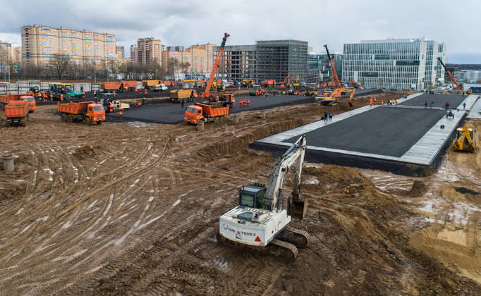 MOSCOW, RUSSIA - APRIL 19, 2020: Machinery at the construction site of a new building of the Novomoskovsky multipurpose medical center for patients with suspected COVID-19 coronavirus infection. Sergei Bobylev TASS  TS0D65ED