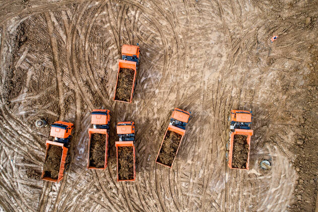 News Bilder des Tages MOSCOW, RUSSIA - APRIL 19, 2020: An aerial view of trucks at the construction site of a new building of the Novomoskovsky multipurpose medical center for patients with suspected COVID-19 coronavirus infection. Sergei Bobylev TASS  TS0D65F1