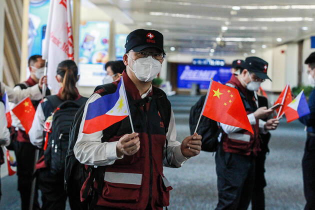 (200419) -- PARANAQUE CITY, April 19, 2020 -- Members of the Chinese Anti-Epidemic Medical Expert Team wave goodbye as they leave Manila for China at the Manila Ninoy Aquino International Airport (NAIA) in Paranaque City, the Philippines, on April 19, 2020. The Philippines on Sunday thanked China anew for its help, saying the crucial medical supplies donated by the Chinese government and the ideas shared by the Chinese experts have provided a lifeline to the Philippines efforts to step up the fight against the COVID-19. Philippine Health Secretary Francisco Duque made the remarks at the seeing-off ceremony held for the 12-member team of Chinese experts, which arrived in Manila on April 5 to share firsthand experiences and best practices with Philippine health officials on how to properly manage the COVID-19 epidemic. ) PHILIPPINES 