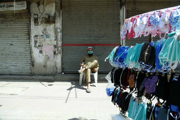(200419) -- RAWALPINDI, April 19, 2020 -- A man sells masks in front of a closed shop in Rawalpindi of eastern Pakistan s Punjab province on April 19, 2020. ) PAKISTAN-RAWALPINDI-COVID-19-DAILY LIFE AhmadxKamal 