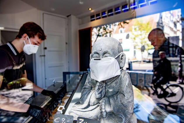 April 19, 2020, Amsterdam, Netherlands: A sculpture wearing a face mask as a display at the store..Opening a face mask store during the corona crisis is very critical. Certified surgical face masks would be sold for 9 euros each and the store can only take cash. Amsterdam Netherlands - ZUMAs197 20200419_zaa_s197_030 Copyright: xRobinxUtrechtx