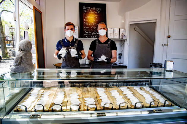 News Bilder des Tages April 19, 2020, Amsterdam, Netherlands: Workers pose with face masks at the store..Opening a face mask store during the corona crisis is very critical. Certified surgical face masks would be sold for 9 euros each and the store can only take cash. Amsterdam Netherlands - ZUMAs197 20200419_zaa_s197_035 Copyright: xRobinxUtrechtx