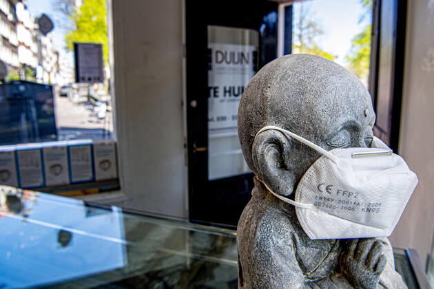 April 19, 2020, Amsterdam, Netherlands: A sculpture wearing a face mask as a display at the store..Opening a face mask store during the corona crisis is very critical. Certified surgical face masks would be sold for 9 euros each and the store can only take cash. Amsterdam Netherlands - ZUMAs197 20200419_zaa_s197_046 Copyright: xRobinxUtrechtx