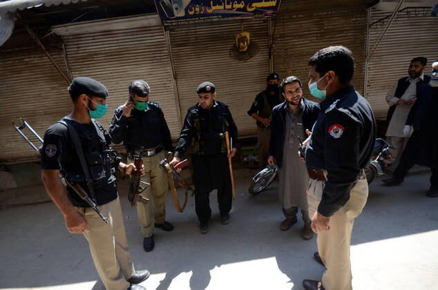 Pakistan: Police officials closing shops General view shows police officials closing shops in the city for precautionary measures to prevent corona virus. Peshawar khyber pakhtunkhwa Pakistan Copyright: HussainxAli