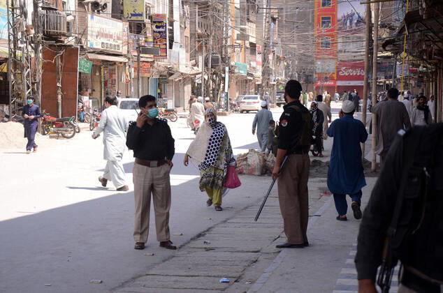 Pakistan: Police officials closing shops General view shows police officials closing shops in the city for precautionary measures to prevent corona virus. Peshawar khyber pakhtunkhwa Pakistan Copyright: HussainxAli