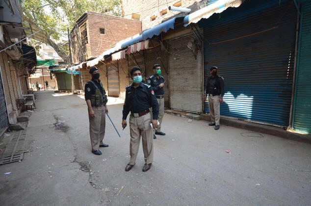 Pakistan: Police officials closing shops General view shows police officials closing shops in the city for precautionary measures to prevent corona virus. Peshawar khyber pakhtunkhwa Pakistan Copyright: HussainxAli