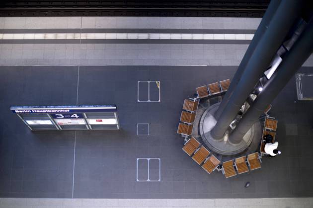 News Themen der Woche KW16 News Bilder des Tages Hauptbahnhof Berlin - Corona-Zeiten DEU, Deutschland, Germany, Berlin, 19.04.2020 Passagier im sonst Hauptbahnhof Berlin der DB Deutsche Bahn zu Zeiten der Corona-Krise und einer Ausgangssperre. Lonely passanger at the otherwise empty railway station of the German railway company DB Deutsche Bahn at the main station Hauptbahnhof in times during the Corona crises and a lookout in Berlin, Germany.