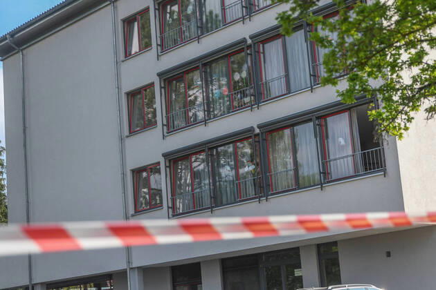 Ausbruch Coronavirus im Altenheim, An der Einfahrt zum Aalener Altenheim Marienhöhe steht am 19.04.2020 ein Schild mit dem Hinweis des Besuchsverbotsm im Heim. 19 Bewohner des Altenpflegeheims wurden positiv auf das Coronavirus getestet. 22 Mitarbeiterinnen und Mitarbeiter sind mit dem Virus infiziert. Das zuständige Landratsamt ordnete eine Isolation innerhalb der Einrichtung an. Aalen Baden-Württemberg Deutschland Aalen