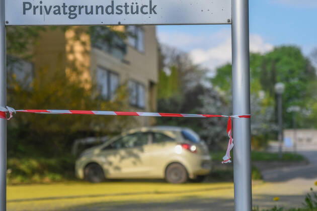 Ausbruch Coronavirus im Altenheim, An der Einfahrt zum Aalener Altenheim Marienhöhe steht am 19.04.2020 ein Schild mit dem Hinweis des Besuchsverbotsm im Heim. 19 Bewohner des Altenpflegeheims wurden positiv auf das Coronavirus getestet. 22 Mitarbeiterinnen und Mitarbeiter sind mit dem Virus infiziert. Das zuständige Landratsamt ordnete eine Isolation innerhalb der Einrichtung an. Aalen Baden-Württemberg Deutschland Aalen