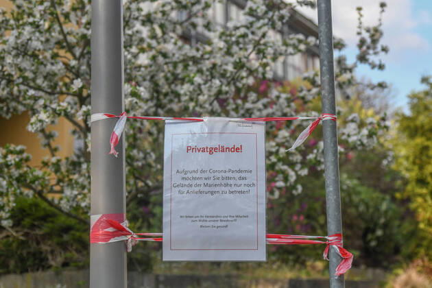Bewohner des Altenpflegeheims Marienhöhe positiv auf das Corona, An der Einfahrt zum Aalener Altenheim Marienhöhe steht am 19.04.2020 ein Schild mit dem Hinweis des Besuchsverbotsm im Heim. 19 Bewohner des Altenpflegeheims wurden positiv auf das Coronavirus getestet. 22 Mitarbeiterinnen und Mitarbeiter sind mit dem Virus infiziert. Das zuständige Landratsamt ordnete eine Isolation innerhalb der Einrichtung an. Aalen Baden-Württemberg Deutschland Aalen