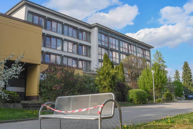 Bewohner des Altenpflegeheims Marienhöhe positiv auf das Corona, An der Einfahrt zum Aalener Altenheim Marienhöhe steht am 19.04.2020 ein Schild mit dem Hinweis des Besuchsverbotsm im Heim. 19 Bewohner des Altenpflegeheims wurden positiv auf das Coronavirus getestet. 22 Mitarbeiterinnen und Mitarbeiter sind mit dem Virus infiziert. Das zuständige Landratsamt ordnete eine Isolation innerhalb der Einrichtung an. Aalen Baden-Württemberg Deutschland Aalen