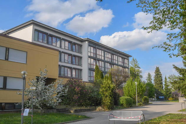 Bewohner des Altenpflegeheims Marienhöhe positiv auf das Corona, An der Einfahrt zum Aalener Altenheim Marienhöhe steht am 19.04.2020 ein Schild mit dem Hinweis des Besuchsverbotsm im Heim. 19 Bewohner des Altenpflegeheims wurden positiv auf das Coronavirus getestet. 22 Mitarbeiterinnen und Mitarbeiter sind mit dem Virus infiziert. Das zuständige Landratsamt ordnete eine Isolation innerhalb der Einrichtung an. Aalen Baden-Württemberg Deutschland Aalen