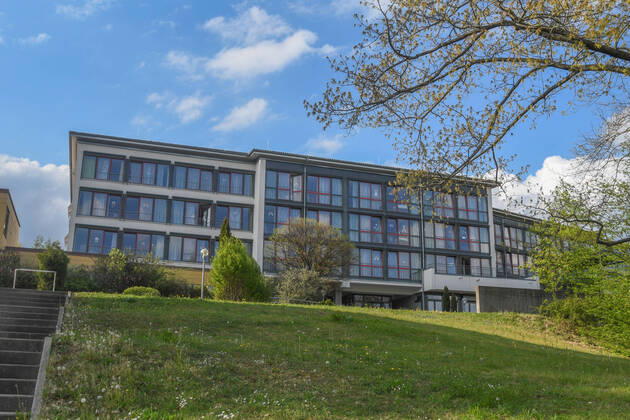 Bewohner des Altenpflegeheims Marienhöhe positiv auf das Corona, An der Einfahrt zum Aalener Altenheim Marienhöhe steht am 19.04.2020 ein Schild mit dem Hinweis des Besuchsverbotsm im Heim. 19 Bewohner des Altenpflegeheims wurden positiv auf das Coronavirus getestet. 22 Mitarbeiterinnen und Mitarbeiter sind mit dem Virus infiziert. Das zuständige Landratsamt ordnete eine Isolation innerhalb der Einrichtung an. Aalen Baden-Württemberg Deutschland Aalen