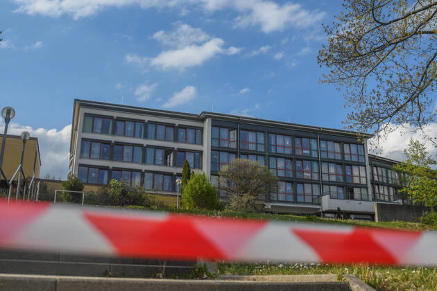 Bilder des Jahres 2020, News 04 April News Themen der Woche KW16 News Bilder des Tages Bewohner des Altenpflegeheims Marienhöhe positiv auf das Corona, An der Einfahrt zum Aalener Altenheim Marienhöhe steht am 19.04.2020 ein Schild mit dem Hinweis des Besuchsverbotsm im Heim. 19 Bewohner des Altenpflegeheims wurden positiv auf das Coronavirus getestet. 22 Mitarbeiterinnen und Mitarbeiter sind mit dem Virus infiziert. Das zuständige Landratsamt ordnete eine Isolation innerhalb der Einrichtung an. Aalen Baden-Württemberg Deutschland Aalen