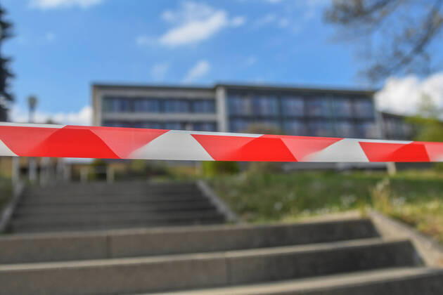 Bewohner des Altenpflegeheims Marienhöhe positiv auf das Corona, An der Einfahrt zum Aalener Altenheim Marienhöhe steht am 19.04.2020 ein Schild mit dem Hinweis des Besuchsverbotsm im Heim. 19 Bewohner des Altenpflegeheims wurden positiv auf das Coronavirus getestet. 22 Mitarbeiterinnen und Mitarbeiter sind mit dem Virus infiziert. Das zuständige Landratsamt ordnete eine Isolation innerhalb der Einrichtung an. Aalen Baden-Württemberg Deutschland Aalen