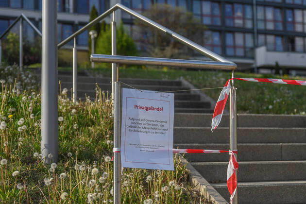 Bewohner des Altenpflegeheims Marienhöhe positiv auf das Corona, An der Einfahrt zum Aalener Altenheim Marienhöhe steht am 19.04.2020 ein Schild mit dem Hinweis des Besuchsverbotsm im Heim. 19 Bewohner des Altenpflegeheims wurden positiv auf das Coronavirus getestet. 22 Mitarbeiterinnen und Mitarbeiter sind mit dem Virus infiziert. Das zuständige Landratsamt ordnete eine Isolation innerhalb der Einrichtung an. Aalen Baden-Württemberg Deutschland Aalen