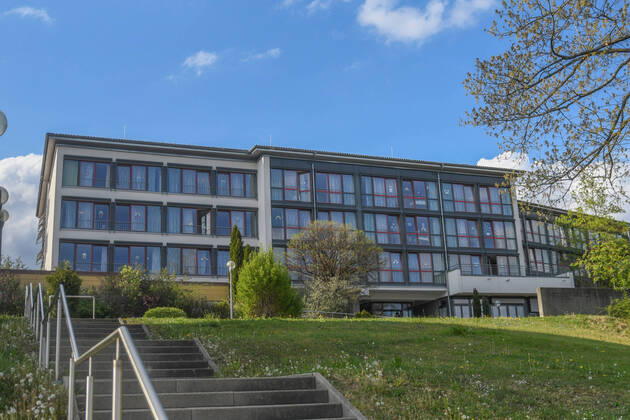 Bewohner des Altenpflegeheims Marienhöhe positiv auf das Corona, An der Einfahrt zum Aalener Altenheim Marienhöhe steht am 19.04.2020 ein Schild mit dem Hinweis des Besuchsverbotsm im Heim. 19 Bewohner des Altenpflegeheims wurden positiv auf das Coronavirus getestet. 22 Mitarbeiterinnen und Mitarbeiter sind mit dem Virus infiziert. Das zuständige Landratsamt ordnete eine Isolation innerhalb der Einrichtung an. Aalen Baden-Württemberg Deutschland Aalen