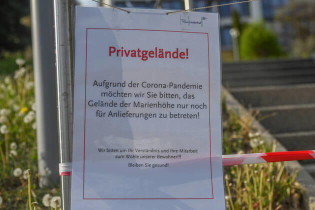 Bewohner des Altenpflegeheims Marienhöhe positiv auf das Corona, An der Einfahrt zum Aalener Altenheim Marienhöhe steht am 19.04.2020 ein Schild mit dem Hinweis des Besuchsverbotsm im Heim. 19 Bewohner des Altenpflegeheims wurden positiv auf das Coronavirus getestet. 22 Mitarbeiterinnen und Mitarbeiter sind mit dem Virus infiziert. Das zuständige Landratsamt ordnete eine Isolation innerhalb der Einrichtung an. Aalen Baden-Württemberg Deutschland Aalen