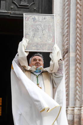 Foto IPP Albano Venturini, Forli 19 04 2020, Emergenza coronavirus, Covid-19. Il vescovo di Forli, Livio Corazza, impartisce la benedizione alla citta e alla Diocesi per invocare la fine della pandemia. Nella foto Il vescovo di Forli, Livio Corazza con in mano La Madonna del Fuoco l immagine della Beata Vergine con Bambino, venerata a ForlÃ¬ e considerata la protettrice della citta -Italy Photo Press World Copyright-  0