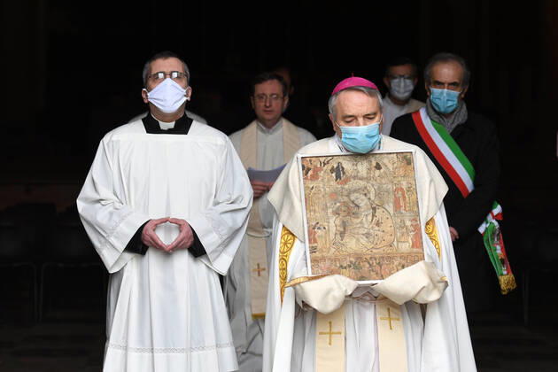 News Bilder des Tages Foto IPP Albano Venturini, Forli 19 04 2020, Emergenza coronavirus, Covid-19. Il vescovo di Forli, Livio Corazza, impartisce la benedizione alla citta e alla Diocesi per invocare la fine della pandemia. Nella foto Il vescovo di Forli, Livio Corazza con in mano La Madonna del Fuoco l immagine della Beata Vergine con Bambino, venerata a ForlÃ¬ e considerata la protettrice della citta , dietro di lui il sindaco Gian Luca Zattini -Italy Photo Press World Copyright-  0