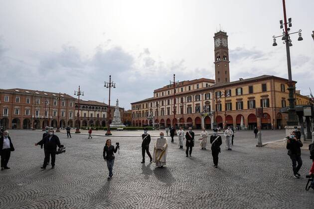 Foto IPP Albano Venturini, Forli 19 04 2020, Emergenza coronavirus, Covid-19. Il vescovo di Forli, Livio Corazza, impartisce la benedizione alla citta e alla Diocesi per invocare la fine della pandemia. Nella foto Il vescovo di Forli, Livio Corazza con in mano La Madonna del Fuoco l immagine della Beata Vergine con Bambino, venerata a ForlÃ¬ e considerata la protettrice della citta , dietro di lui il sindaco Gian Luca Zattini durante la processione per le vie della citta -Italy Photo Press World Copyright-  0