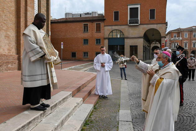 Foto IPP Albano Venturini, Forli 19 04 2020, Emergenza coronavirus, Covid-19. Il vescovo di Forli, Livio Corazza, impartisce la benedizione alla citta e alla Diocesi per invocare la fine della pandemia. Nella foto Il vescovo di Forli, Livio Corazza durante la benedizione della Madonna del Fuoco l immagine della Beata Vergine con Bambino, venerata a ForlÃ¬ e considerata la protettrice della citta -Italy Photo Press World Copyright-  0