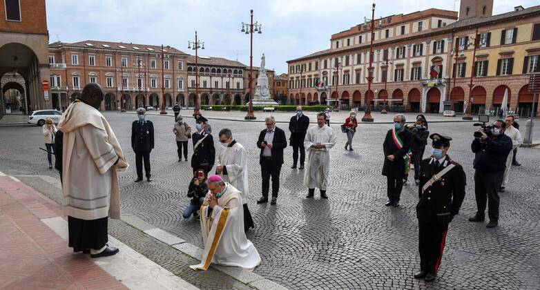Foto IPP Albano Venturini, Forli 19 04 2020, Emergenza coronavirus, Covid-19. Il vescovo di Forli, Livio Corazza, impartisce la benedizione alla citta e alla Diocesi per invocare la fine della pandemia. Nella foto Il vescovo di Forli, Livio Corazza durante la benedizione della Madonna del Fuoco l immagine della Beata Vergine con Bambino, venerata a ForlÃ¬ e considerata la protettrice della citta -Italy Photo Press World Copyright-  0