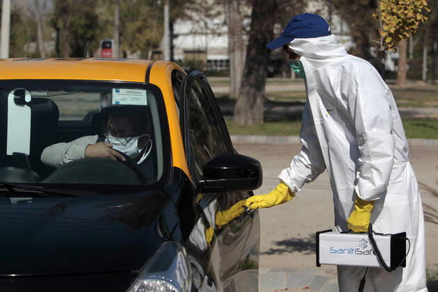 Santiago 19 April 2020 The mayor of Santiago, Felipe Alessandri, along with the Economic Seremi of the Metropolitan Region, Raul Morales, conducted in conjunction with the application of DiDi a mass sanitation service for taxis in the capital The authorities supervise the process of d  Copyright: JONNATHANxOYARZUN ATONxCHILE