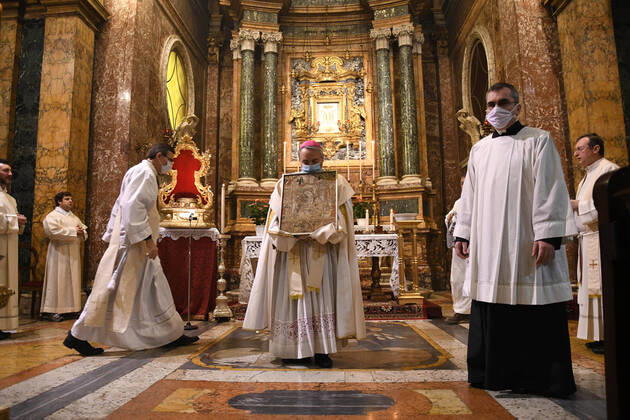 Foto IPP Albano Venturini, Forli 19 04 2020, Emergenza coronavirus, Covid-19. Il vescovo di Forli, Livio Corazza, impartisce la benedizione alla citta e alla Diocesi per invocare la fine della pandemia. Nella foto Il vescovo di Forli, Livio Corazza con in mano La Madonna del Fuoco l immagine della Beata Vergine con Bambino, venerata a ForlÃ¬ e considerata la protettrice della citta all interno della cattedrale di Santa Croce duomo di Forli -Italy Photo Press World Copyright-  0