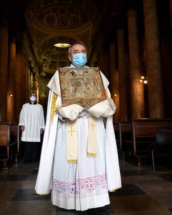 Foto IPP Albano Venturini, Forli 19 04 2020, Emergenza coronavirus, Covid-19. Il vescovo di Forli, Livio Corazza, impartisce la benedizione alla citta e alla Diocesi per invocare la fine della pandemia. Nella foto Il vescovo di Forli, Livio Corazza con in mano La Madonna del Fuoco l immagine della Beata Vergine con Bambino, venerata a ForlÃ¬ e considerata la protettrice della citta all interno della cattedrale di Santa Croce duomo di Forli -Italy Photo Press World Copyright-  0
